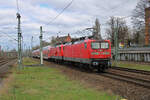 DB 112 114 schiebt 112 110 und ihren RE3 nach Stralsund aus dem Bahnhof Berlin Südkreuz.