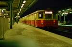 S-Bahnzug der früheren DR-Baureihe ET 165 im Bahnhof Wannsee, 02.02.1988