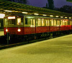 Bahnhof Wannsee mit einem S-Bahnzug.