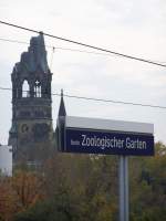 Bahnhof Berlin-Zoologischer Garten am 29.Oktober 2007. Im Hintergrund eine Kirche, oder zumindest das, was noch brig geblieben ist.