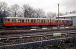 Der komplette historische Triebwagen 275 659/660 der S-Bahn Berlin GmbH am 14.04.1994 vor einer Fahrzeughalle in Bernau bei Berlin.