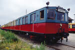 In historischer Farbgebung: Der als  5447  beschriftete Steuerwagen 275 660 der S-Bahn Berlin GmbH, ex ES 165 155, am 05.08.1994 auf einer Fahrzeugausstellung in Bernau bei Berlin 