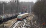 22.2.12 Bf. Bernau. Eine S-Bahn  der BR 481 und ein Kesselzug mit 2 MaK von Infraleuna (G 1206  und 210) Richtung Berlin-Karow begegnen sich nahe Wrterstellwerk Bwt.