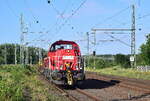 261 046-7 kommt mit Schwellentransportwagen durch Biederitz gen Potsdam gefahren.

Biederitz 21.07.2020