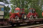 Am 2.5.2015 kam Zirkus Roncalli nach Bielefeld. Im Bahnhof Bielefeld Ost konnte ich auch einige Wagen des ersten Zugteils ablichten. Darunter war auch dieser Flachwagen mit einem Hanomag Schlepper und einem Radlader, die unterwegs zum Entladebahnhof Hillegossen waren.