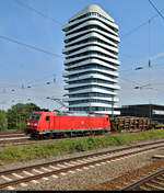 Vor der Kulisse des im Jahr 2016 fertiggestellten Sky-Hochhaus:  Gemischter Gz mit 185 383-7 DB kommt im Bahnhof Bietigheim-Bissingen auf Gleis 4 zum Stehen.