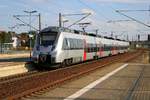 1442 810 (Bombardier Talent 2) von DB Regio Südost als verspäteter RE 16113 (RE13) von Magdeburg Hbf nach Leipzig Hbf verlässt den Bahnhof Bitterfeld.