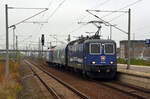 421 379 der SBB Cargo holte am 13.11.22 im Werk Dessau 474 002 ab. Hier rollt das Gespann durch Bitterfeld Richtung Halle(S).