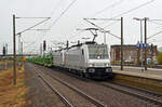 Am 24.11.24 führten die akiem-Loks 186 384 und 186 366 einen Hödlmayr-Autozug durch Bitterfeld Richtung Halle/Leipzig.