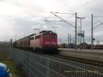 140 172 fhrt am 04.12.07 mit einem Gterzug aus Richtung Leipzig kommend durch Bitterfeld.