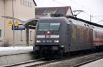 101 141 steht am 07.02.10 mit IC 2353 im Bahnhof Bitterfeld.