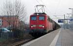 140 214 zieht am 15.02.11 einen Gterzug durch Bitterfeld Richtung Dessau.