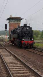 95027 erst seit kurzem aus Meiningen zurck in Blankenburg vorm Stellwerk  am 22 Mai 2010