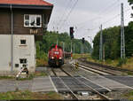 Mit dem Fahrrad von Kassel nach Halle (Saale) | Tag 5 Blankenheim–Zscherben
Strecken-km: 48,4

Mit einer Übergabe nach Röblingen am See oder Teutschenthal dieselt 261 042-6 (Voith Gravita 10 BB) am Fahrdienstleiter von Blankenheim(Sangerhausen) vorbei. Zwei Tage vorher war sie bereits <a href= https://www.bahnbilder.de/bild/deutschland~strecken~kbs-590-halle-kasseler-bahn/1318423/mit-dem-fahrrad-von-kassel-nach.html  target= _blank >bei Nordhausen</a> zu sehen.
Aufgenommen am Ende des Bahnsteigs 1.

🧰 DB Cargo
🕓 19.8.2022 | 9:48 Uhr