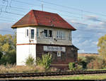 Blick auf das mechanische Weichenwärter-Stellwerk  W1  des Bahnhofs Bleicherode Ost.

🚩 Bahnstrecke Halle–Hann. Münden (KBS 600)
🕓 11.10.2020 | 16:54 Uhr