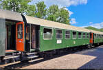 Dreiachsiger Umbauwagen der ehemaligen 2. Klasse mit der Bezeichnung  B3yg  (90 256 Kar), eingereiht im historischen Zug der Sauschwänzlebahn im Bahnhof Blumberg-Zollhaus.

🧰 Bahnbetriebe Blumberg GmbH & Co. KG
🚂 WTB 33 Blumberg-Zollhaus–Weizen
🕓 30.7.2023 | 13:16 Uhr