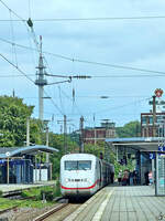 Anfang September 2024 habe ich diesen ICE2 abgelichtet, der gerade am Hauptbahnhof Bochum angekommen ist.