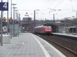 Der Bochumer Hbf mit einem RE nach Hamm (Westf.), einem Abellio Flirt und der Moritz Fiege Bierbrauerei im Hintergrund.