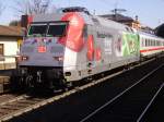 Br 101 mit Kinder Schokoladen Werbung im Bonner Hbf am 6.4.10