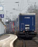 Nachschuss auf einen auf dem Gegengleis fahrenden Güterzug in Bonn Beuel. Vermutlich wird er gleich einen anderen Zug überholen.

Bonn Beuel 21.03.2015