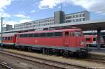 Die Braunschweigerin 110 449-6 kam mit einer leeren n-Wagen Garnitur in Braunschweig an. Da ich vorher auf einen andern Bahnsteig stand und als ich fast da war die 110er dann schon angefahren ist. War nur noch ein Lokportrait mglich gewesen am 09.07.2011. Lok wurde am 02.10.2012 bei Fa.Bender in Opladen verschrottet.