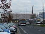 Parallelfahrt von Bus und Straßenbahn auf der Kurt-Schumacher-Straße. Beide Fahrzeuge haben gerade Gäste vom Braunschweiger Hauptbahnhof aufgenommen und fahren nun ihren unterschiedlichen Zielen entgegen. Die Straßenbahnline M1 fährt nach Wenden, der Bus der Linie fährt als Ringlinie durch die Stadt und endet wieder am Hauptbahnhof. 3.1.2015