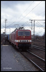 143088 erreicht hier mit ihrem Güterzug am 14.3.1998 um 14.03 Uhr auf der Fahrt Richtung Magdeburg den HBF Braunschweig.