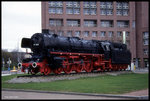 Am 15.3.1998 stand 011063 in Sichtweite des HBF Braunschweig noch frei auf ihrem Sockel.