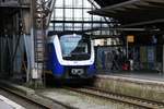 Kamerascheu: Nur die Front des 440 334 (Alstom Coradia Continental) der NordWestBahn (Regio S-Bahn) als NWB RS2 von Bremerhaven-Lehe nach Twistringen traut sich aus der dunklen Bahnhofshalle beim Halt in Bremen Hbf heraus. [29.7.2017 - 12:31 Uhr]