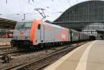 Die HVLE 185 583-1 zieht einen Schiebeplanwagen-Zug in Richtung Norden durch den Bremer Hauptbahnhof. Aufgenommen am 19.06.2014.