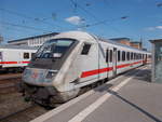 Hier wartet ein langer Intercity (IC 1) mit dem Steuerwagen in Fahrtrichtung auf die Abfahrt in Richtung Hamburg-Altona am Bremer Hauptbahnhof im Mai 2018.
Foto von SignalGrün bzw. SignalGrün [Trainsptt] Fotos.