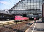 Gterzug mit Br 141 fhrt am 8.6.2007 durch den Bahnhof Bremen Hbf.