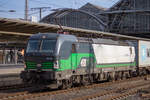 ELL 193 243 zieht einen Containerzug durch Bremen Hbf.