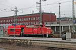 Blick auf die 363 219-7, als diese am 26.03.2019 einen einzelnen Dosto-Mittelwagen durch den Hauptbahnhof von Bremen rangierte.