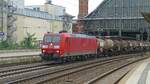 Eine 185 durchfährt mit ihrem Güterzug den Bremer Hauptbahnhof.