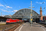 Mit einem Stahlzug kam am Abend des 26. Juni 2024 die 185 203 durch die Halle des Bremer Hauptbahnhofs gefahren. Am Bahnsteig 3 wartet 146 107 mit ihrem RE 4426 auf die Abfahrt Richtung Norddeich Mole. 
