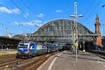 Die beiden Güterzuggleise durch den Bremer Hauptbahnhof werden im Gleiswechselbetrieb befahren. Diese Möglichkeit wurde am Abend des 26. Juni 2024 von der für die Rurtalbahn Cargo fahrenden 193 824 genutzt. Der den Namen Düren tragende Vectron beförderte eine Ladung fabrikneuer Audis westwärts. Aus Fotografensicht ist die Nutzung des linken Durchfahrtsgleis natürlich optimal. 