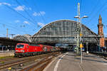 Mit einem Stahlzug fuhr die 193 355 am Abend des 26. Juni 2024 durch die Halle des Bremer Hauptbahnhofs. Ich war überrascht, einen DB Vectron, der üblicherweise für den Verkehr nach Italien genutzt wird, in Norddeutschland anzutreffen.  