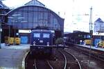 02.Aug 1992 Hbf.-Bremen abgestellt 110287-0 ( Bw AH 1 ) zu E 3384 .Es war ein Sonntag und ich wusste das ein Dampfsonderzug nach Bremen Kommt , aber erstmal ein paar Regelbetriebsaufnahmen.