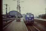 02.Aug 1992 Hbf.-Bremen  110287-0 ( Bw AH 1 ) am E 3384 .Es war ein Sonntag und ich wusste das ein Dampfsonderzug nach Bremen Kommt , aber erstmal ein paar Regelbetriebsaufnahmen.