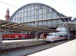 Bremen Hauptbahnhof, Bahnhofshalle, Bahnsteig 5-6, ICE und Regionalzge (03.10.2010)