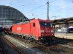 185 212-8 zieht leere Autotransportwagen durch den Bremer Hauptbahnhof.