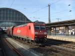 185 164-1 zieht einen Gterzug durch den Bremer Hauptbahnhof.