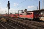 Aus Bremerhaven kommend zieht 151-016-3 einen leeren Autozug durch den Bremer Hauptbahnhof. (16.6.2013)