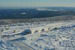 Vom Aussichtsturm hatte man bei dem Kaiserwetter einen wahnsiniigen Ausblick. Hier der Blick auf den Bahnhof Brocken. Man erkennt auch gut die Schneegrenze und die Grenzen wo die Bäume usw Centimeter Dick mit Schneebedeckt sind und daher komlett weiß sind.

Brocken 06.01.2017