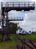 Drei  Grinsekatzen  in Lauerstellung. Die Mitteldeutsche Regiobahn (Transdev) übernahm im Juni 2016 zum kleinen Fahrplanwechsel auf der Sachsen-Franken-Magistrale (Dresden - Hof) den Verkehr von DB Regio. Zuvor standen die fabrikneuen Coradia Continental 2 im ehemaligen Rangierbahnhof Chemnitz-Hilbersdorf und dem dazugehörigen BW, heute SEM Chemnitz, abgestellt und wurden wochenlang von Sicherheitspersonal bewacht. Die Aufnahmen entstanden in Abstimmung mit den  Sicherungsposten  und während der Museumsöffnungszeiten am 21. Mai 2016.