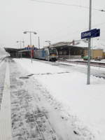 RE steht zur Abfahrt bereit von Sonneberg kommend nach Nürnberg HBF am 10.12.2017 in Coburg an Gleis 2.