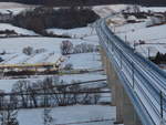 ag aus Lichtenfels kommend nach Coburg am 10.12.2017.
Im Blick die Füllbachtalbrücke der NBS Erfurt-Ebensfeld  zwischen Niederfüllbach und Grub am Forst LKR.Coburg.