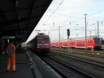 101 123-8 fhrt mit dem EC 340 nach Krakau in Cottbus ein. Der Mann in der orangen Kleidung wird sie dann vom Zug trennen und eine polnische Diesellok ankuppeln.