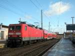143 818-3 steht mit dem wegen Bauarbeiten verkrzten RE nach Falkenberg (normal: Stralsund) an Gleis 6 bereit.